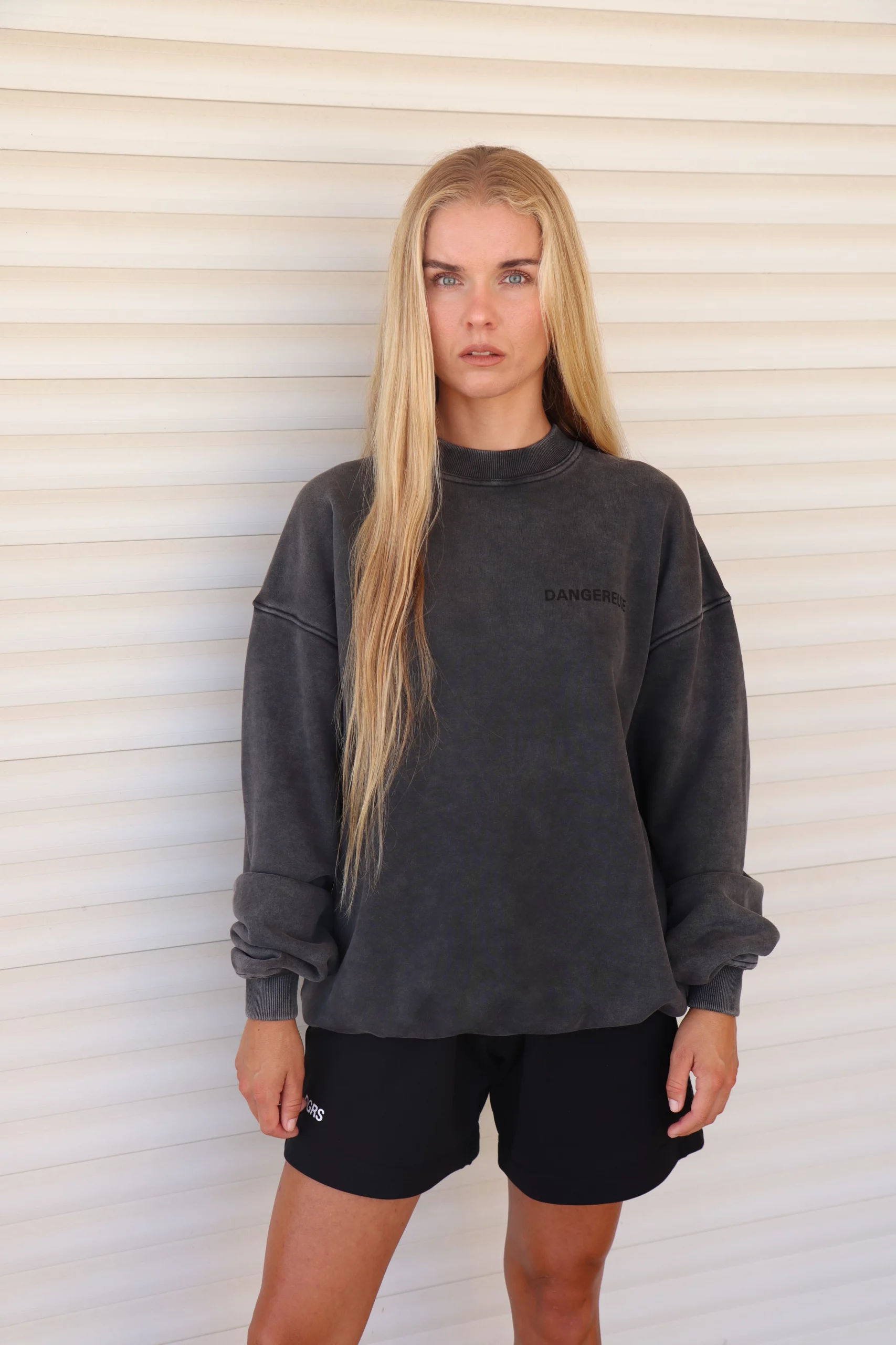 sweat shirt gris front Sweat-shirt Dangereuse – Image 1
